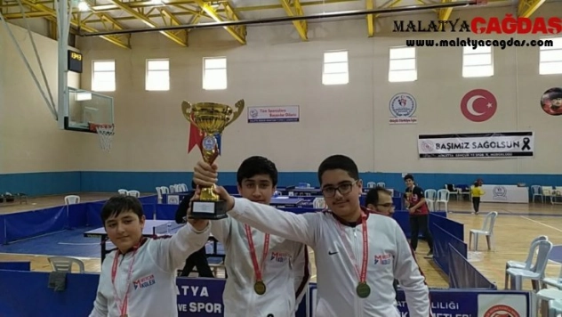 Masa tenisinde şampiyon olan öğrencilerin hedefi büyük