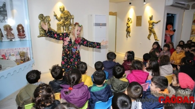 Masalcı teyze masallarını Karaköprü'deki çocuklar için anlattı