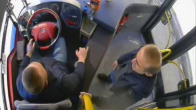 Maske takmamakta direnen vatandaşı otobüsten indirdi