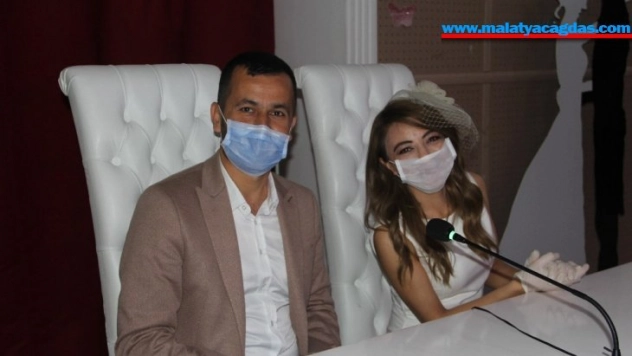 Maske ve eldivenle dünyaevine giren çifti telekonferansla tebrik ettiler