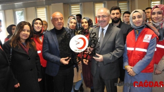 MAÜ'de ücretsiz giyim mağazası açıldı