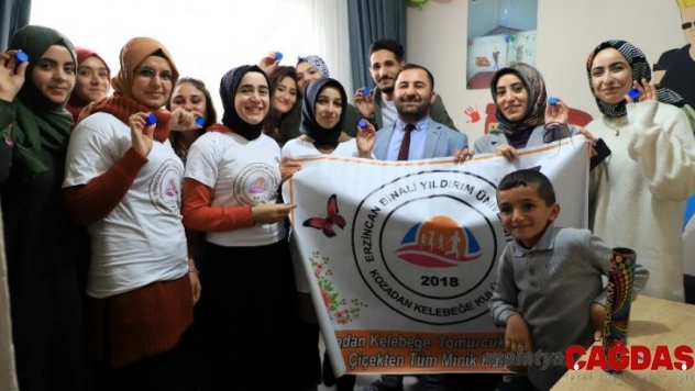 Mavi kapak toplayıp engelli çocuğun yüzünü güldürdüler