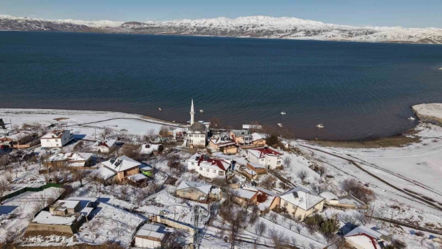 Mavinin ve beyazın buluştuğu köy, eşsiz manzaralar oluşturdu