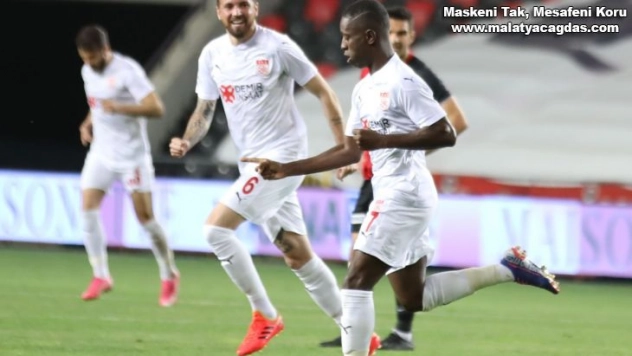 Max Gradel 10. golünü atmanın sevincini yaşadı