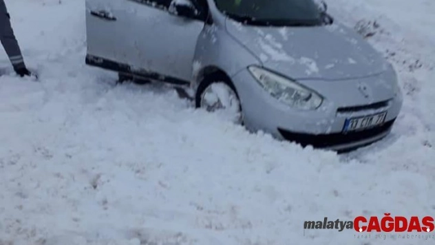 Mazıdağı'nda yoğun kar yağışı kazalara davetiye çıkardı