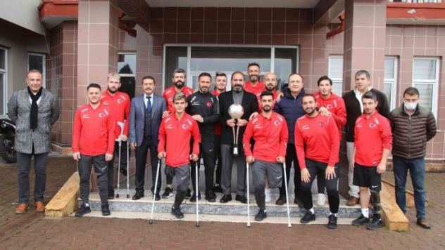 Mecnun Otyakmaz, Ampute Futbol Milli Takımı'nı altınla ödüllendirdi