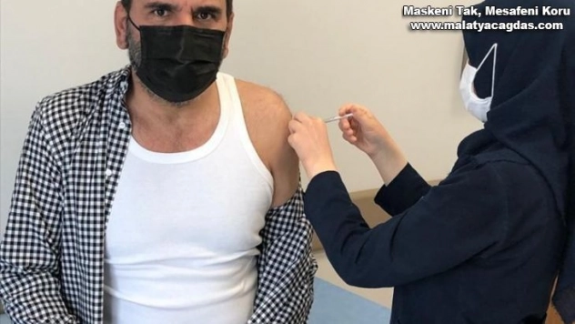 Mecnun Otyakmaz, korona virüs aşısı oldu
