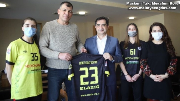 Kurtar Hentbol takımımızı her zaman desteklemeye devam edeceğiz