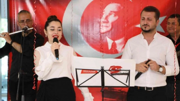 Medıcal Park Gaziantep'te hemşirelerden 19 Mayıs düeti