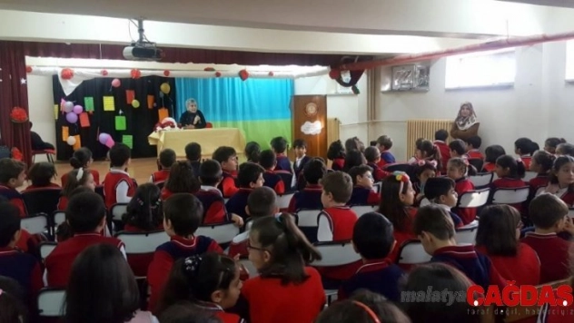 Mehmet Akif Ersoy'un torunu Selma Argon Erzincan'da öğrencilerle bir araya geldi