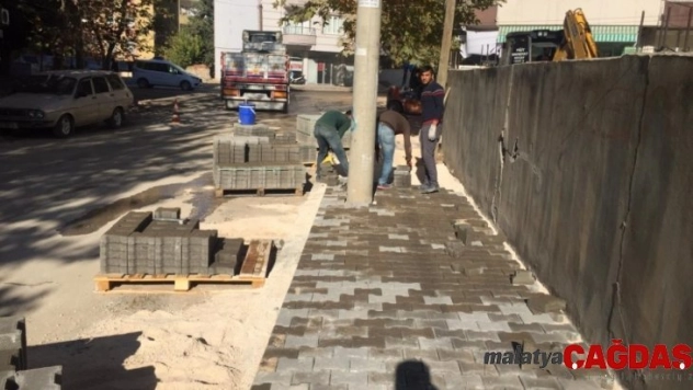 Mehmet Akif Mahallesi'nde kaldırım çalışması
