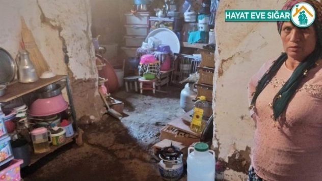 Mehmetçik ihtiyaç sahibi kadının yardımına koştu