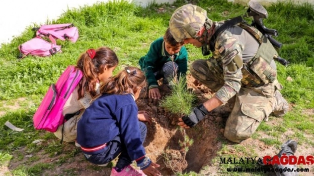 Mehmetçik ve minikler yeşil doğa için el ele