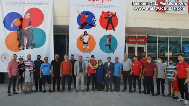 Madalyayla dönen sporcuya coşkulu karşılama