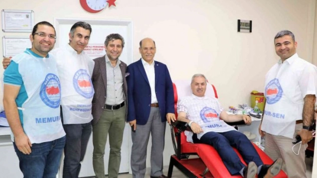 Memur-Sen'den Kızılay'a kan bağışı