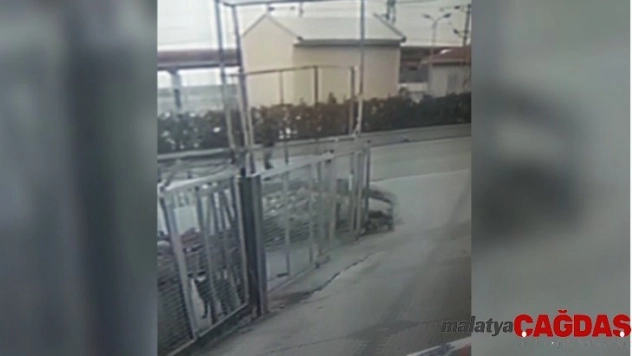 Menemen'de başıboş köpeklerden kaçan küçük kız çocuğuna araç çarptı