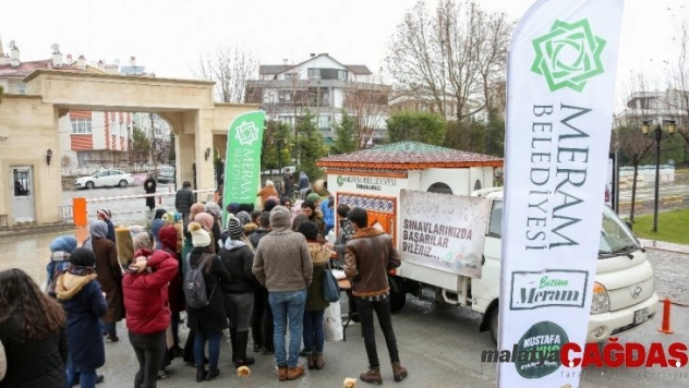 Meram Gençlik Meclisi üniversite öğrencilerine süt ikram etti