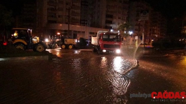 Mersin'de cadde ve sokaklar sular altında kaldı