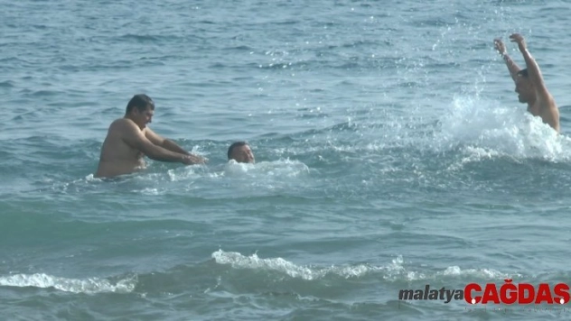 Mersin'de hava sıcaklığı 18 dereceyi buldu, vatandaşlar denize girdi