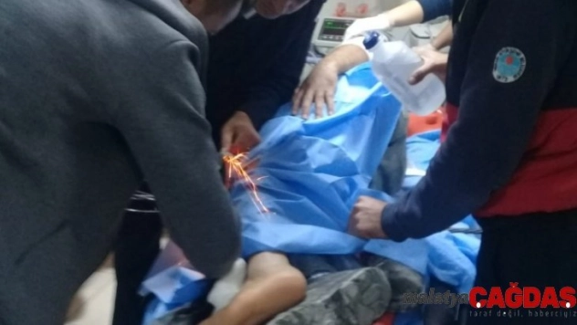 Mersin'de işçinin bacağına çelik halat saplandı