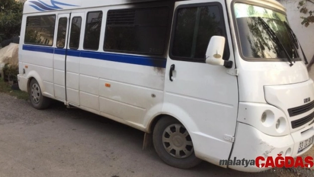 Mersin'de park halindeki öğrenci minibüsü kundaklandı