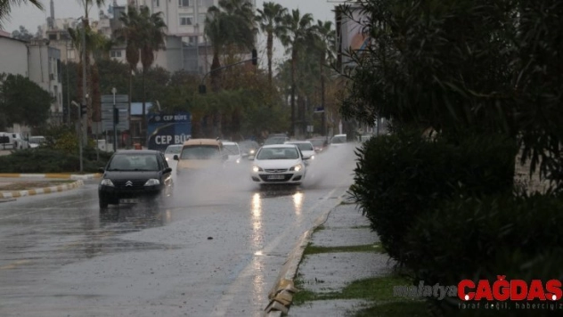 Mersin'de sağanak yağış etkili oluyor