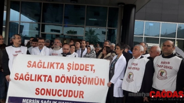 Mersin'de sağlıkçılar, doktorun odasına zarar verenleri protesto etti