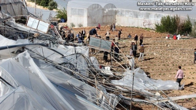 Mersin'de şiddetli rüzgar seraları yerle bir etti