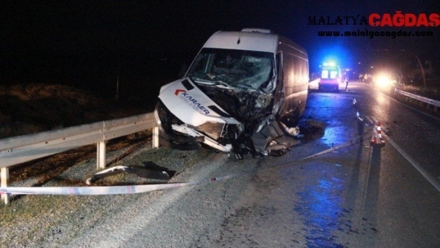 Otobüsü ile otomobil çarpıştı: 1 ölü, 11 yaralı