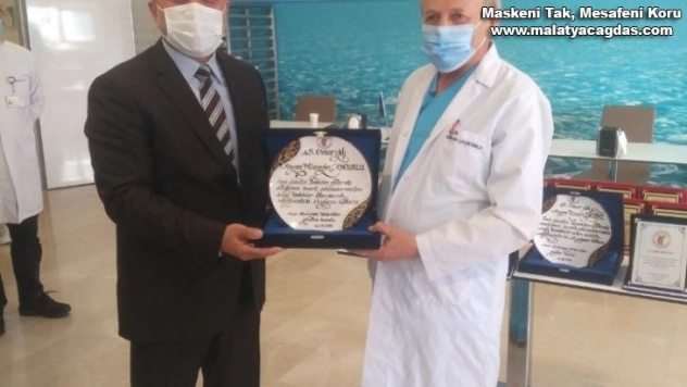 Mesleğe yıllarını veren doktorlara plaket