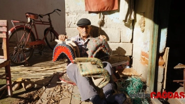 Mesleğini, minyatür semer yaparak yaşatıyor