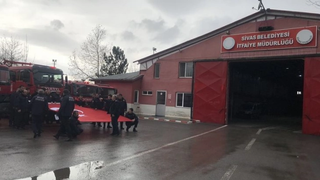 Meslektaşları itfaiye erleri için dua etti