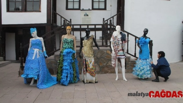 Metal kapak, kullanılmış galoş ve pet şişelerden elbiseler yaptı