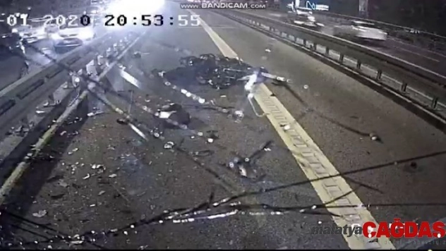 Metrobüsle motosikletin çarpıştığı anlar kamerada