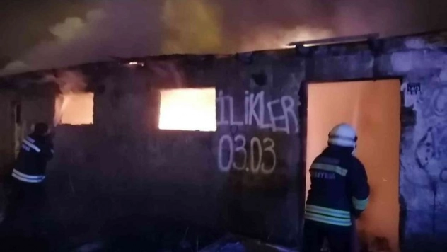 Metruk binada çıkan yangın geceyi aydınlattı