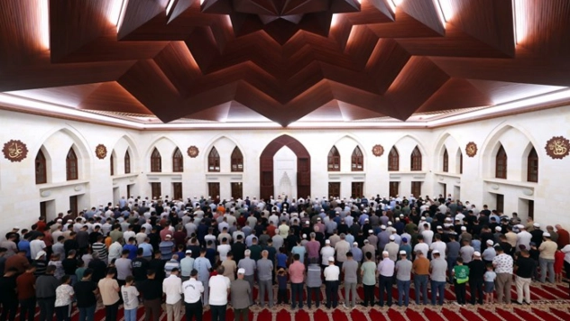 Mevlid Kandili Coşkusu: Camiler Dolup Taştı