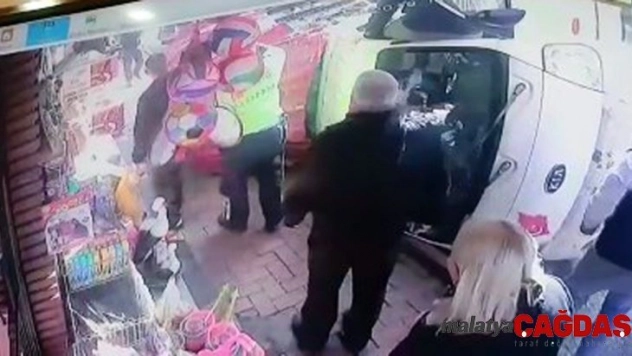 Meyve yüklü kamyonet devrildi