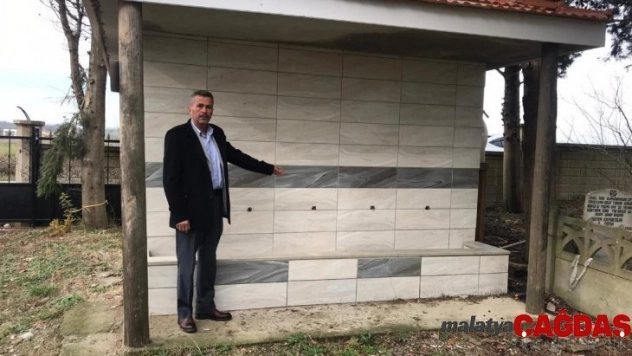 Mezarlık içindeki şadırvanın musluklarını çaldılar