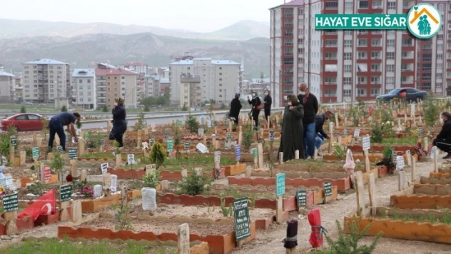 Mezarlıklara bayram öncesi erken ziyaret