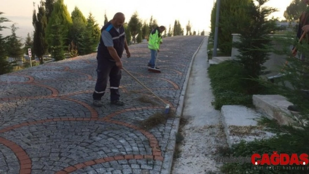 Mezarlıklara periyodik bakım yapılıyor