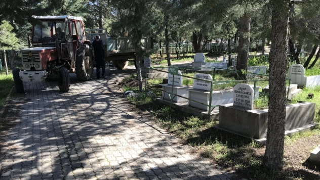 Mezarlıklarda Bayram Öncesi Bakım Çalışmalarına Başlandı