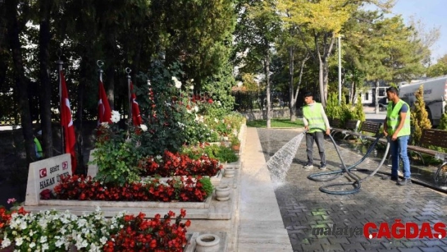 Mezarlıklarda kış öncesi kapsamlı temizlik çalışması