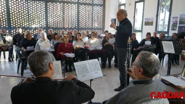 Mezitli'deki Aktif Yaş Alma Merkezindeki Türk sanat müziği korusuna her yaştan insan katılıyor