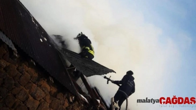 Mezrada ahır yangını