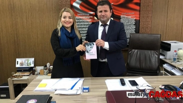 Mezun olduğu okula kitabını bağışladı