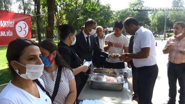 MHP Diyarbakır İl Başkanlığı'ndan vatandaşlara aşure ikramı