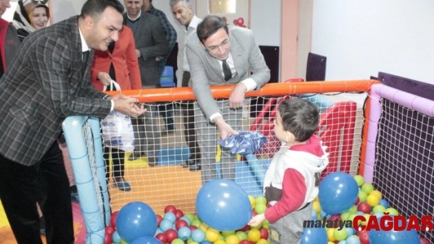 MHP'li Kayaalp, engelli miniklere oyuncak dağıttı