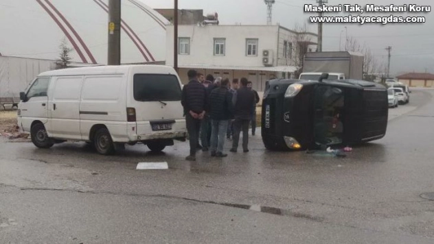 Midibüs ile çarpışan hafif ticari araç devrildi: 1 yaralı