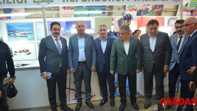 Milletvekili Ala'dan buz sporları standına tam not