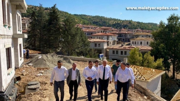 Kahtalı, deprem konutlarını inceledi